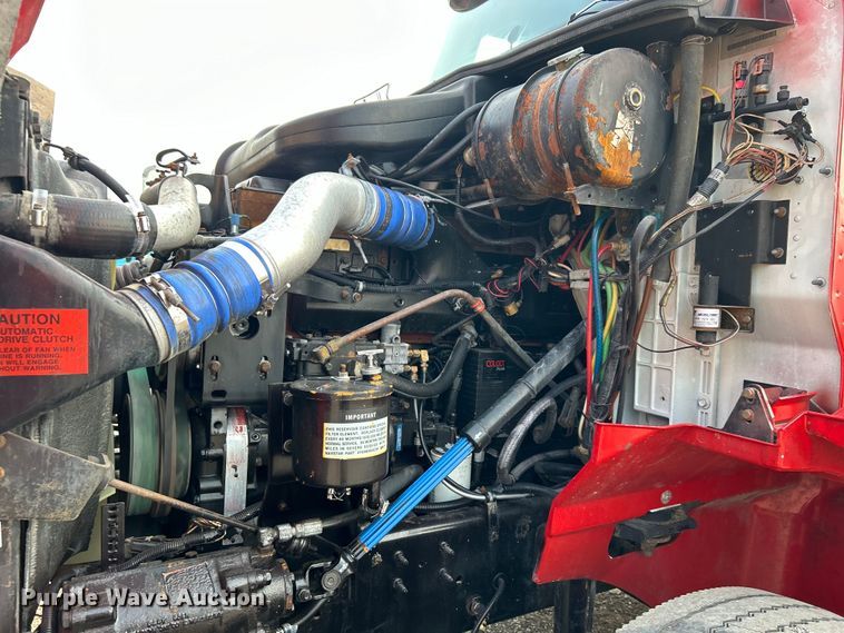 image for item EG0871 2000 International  9100i semi truck