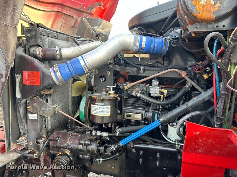 image for item EG0871 2000 International  9100i semi truck