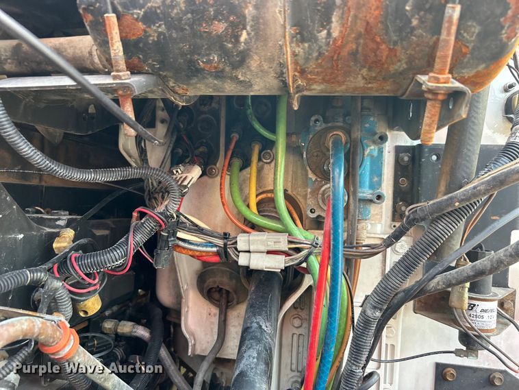 image for item EG0871 2000 International  9100i semi truck