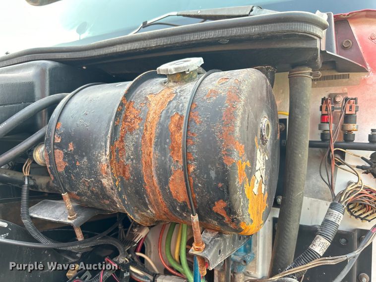 image for item EG0871 2000 International  9100i semi truck