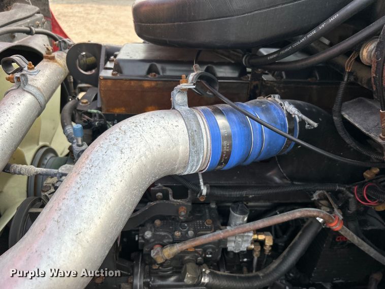 image for item EG0871 2000 International  9100i semi truck