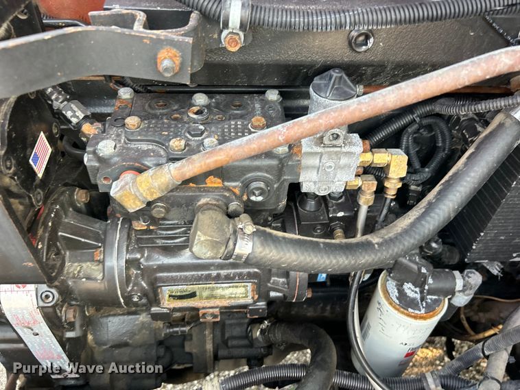 image for item EG0871 2000 International  9100i semi truck