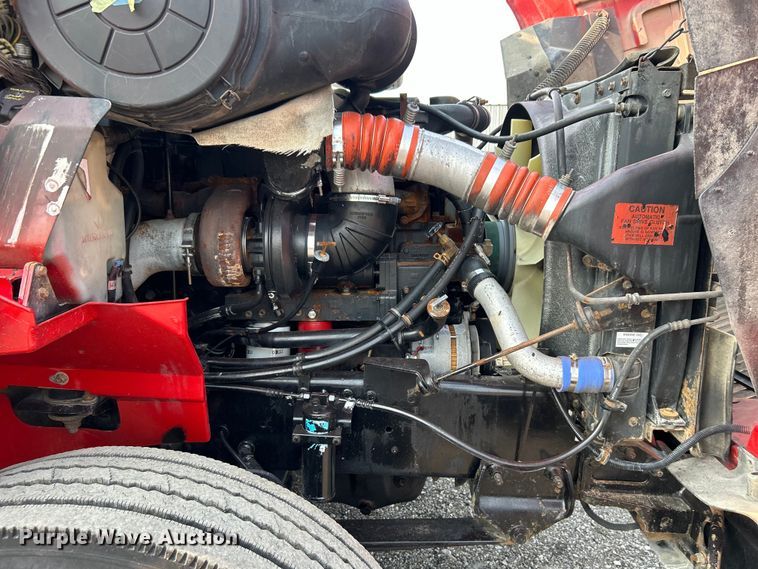 image for item EG0871 2000 International  9100i semi truck