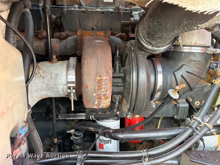 image for item EG0871 2000 International  9100i semi truck