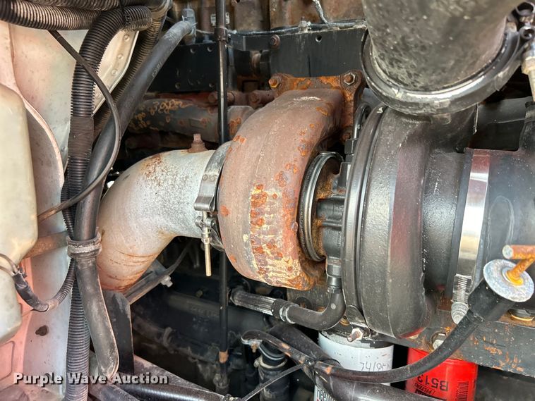 image for item EG0871 2000 International  9100i semi truck