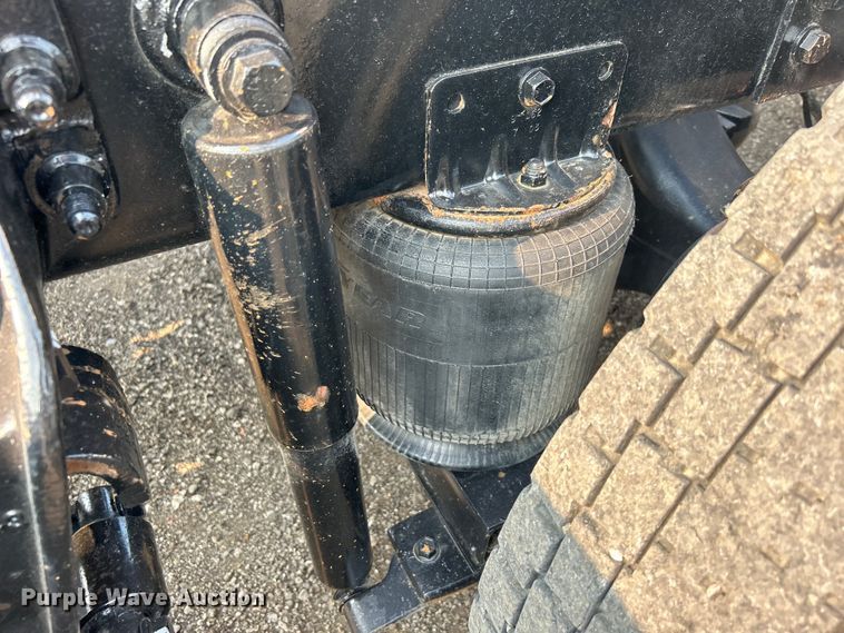 image for item EG0871 2000 International  9100i semi truck