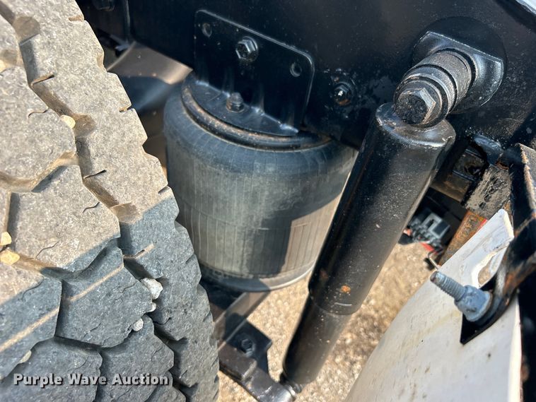 image for item EG0871 2000 International  9100i semi truck