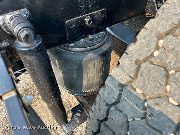 image for item EG0871 2000 International  9100i semi truck