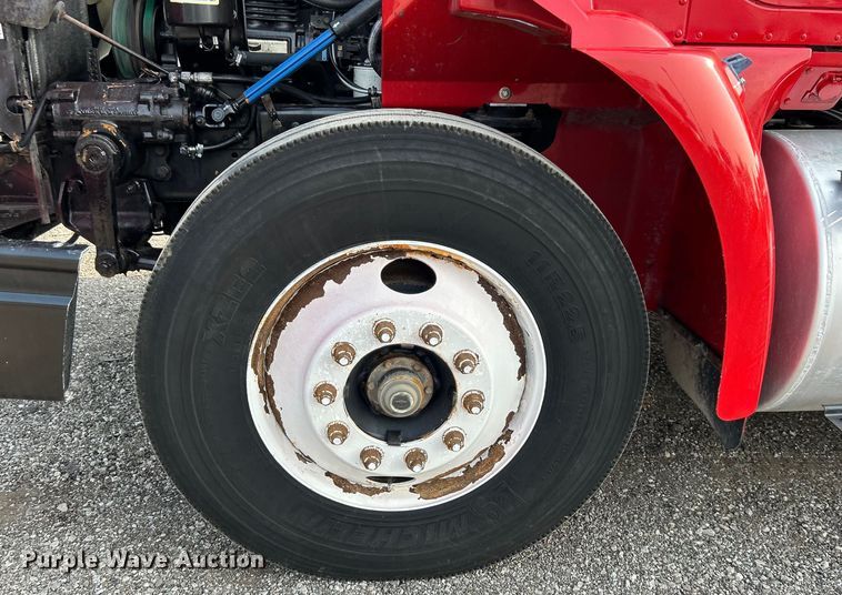 image for item EG0871 2000 International  9100i semi truck