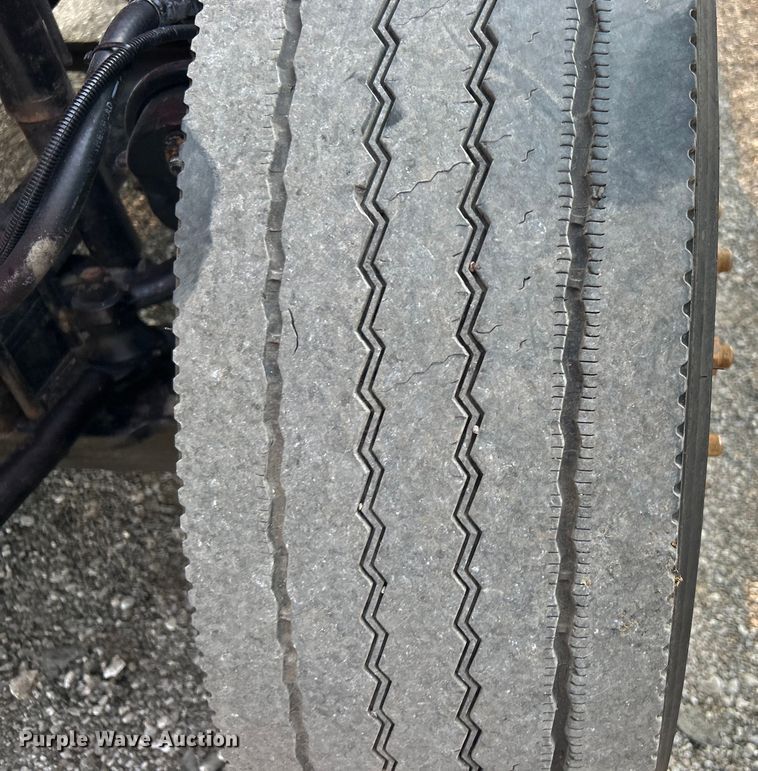 image for item EG0871 2000 International  9100i semi truck