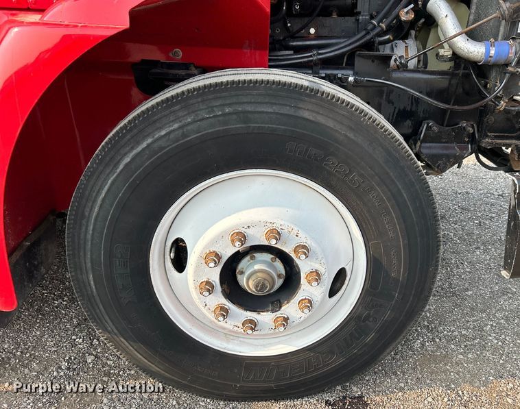 image for item EG0871 2000 International  9100i semi truck