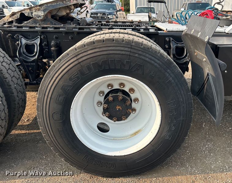 image for item EG0871 2000 International  9100i semi truck