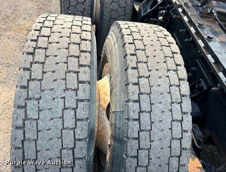 image for item EG0871 2000 International  9100i semi truck