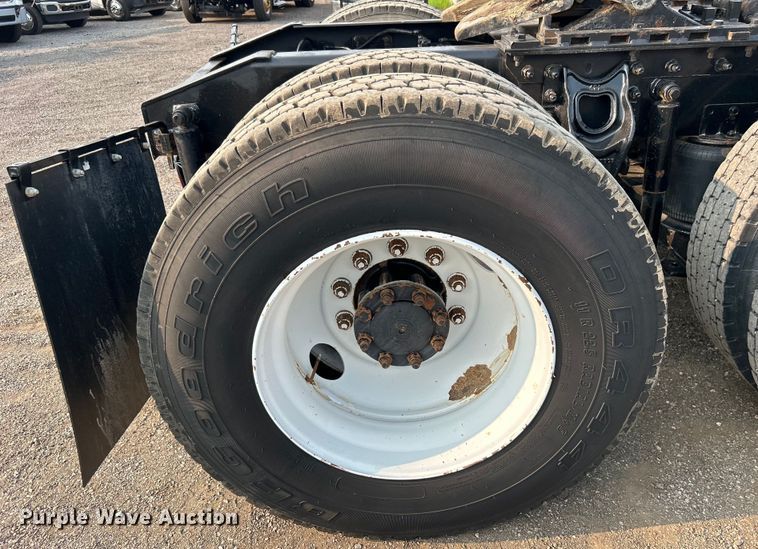 image for item EG0871 2000 International  9100i semi truck