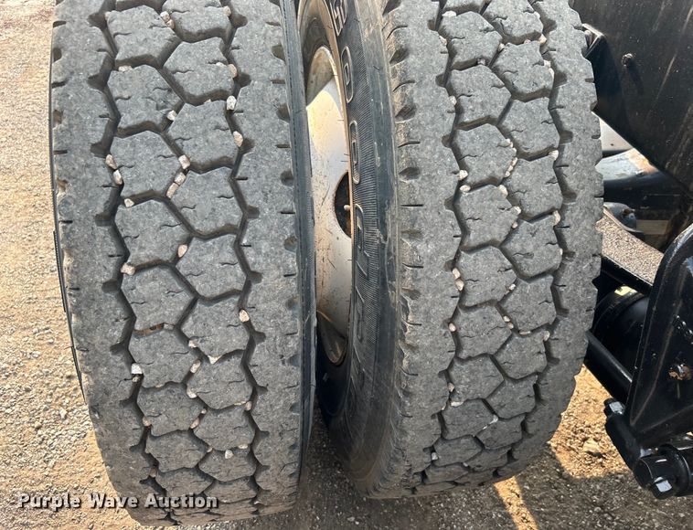 image for item EG0871 2000 International  9100i semi truck