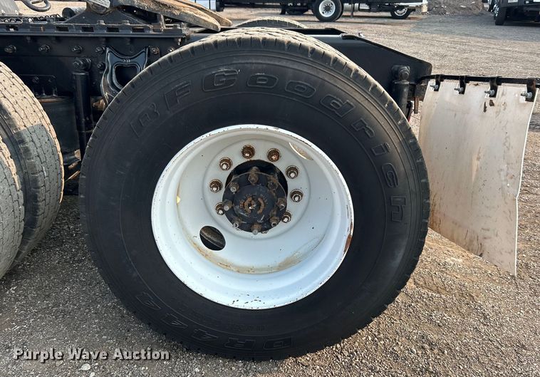 image for item EG0871 2000 International  9100i semi truck