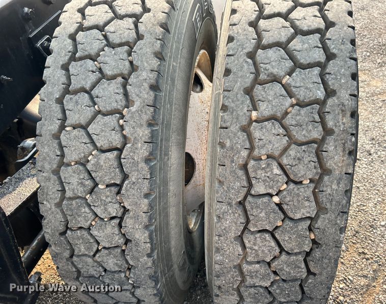 image for item EG0871 2000 International  9100i semi truck