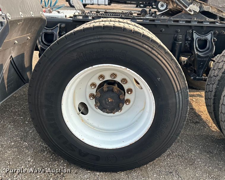 image for item EG0871 2000 International  9100i semi truck