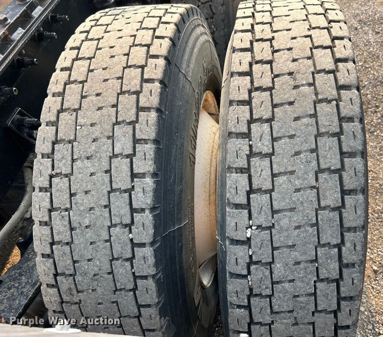 image for item EG0871 2000 International  9100i semi truck