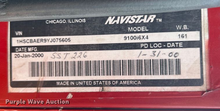 image for item EG0871 2000 International  9100i semi truck