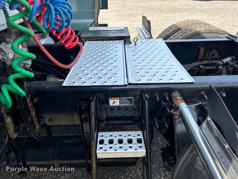 image for item EG0927 2016 Western Star 5700XE  semi truck