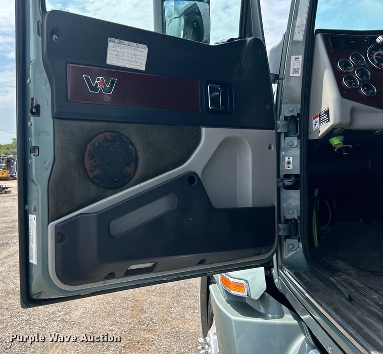 image for item EG0927 2016 Western Star 5700XE  semi truck