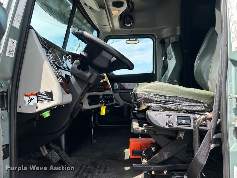 image for item EG0927 2016 Western Star 5700XE  semi truck