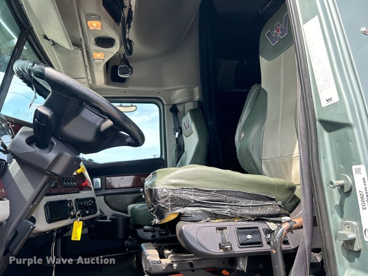 image for item EG0927 2016 Western Star 5700XE  semi truck