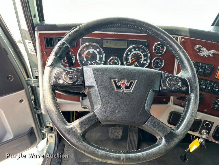 image for item EG0927 2016 Western Star 5700XE  semi truck