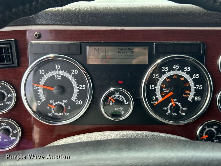 image for item EG0927 2016 Western Star 5700XE  semi truck