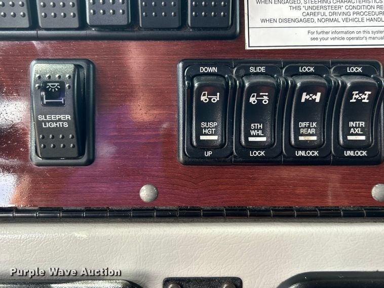 image for item EG0927 2016 Western Star 5700XE  semi truck