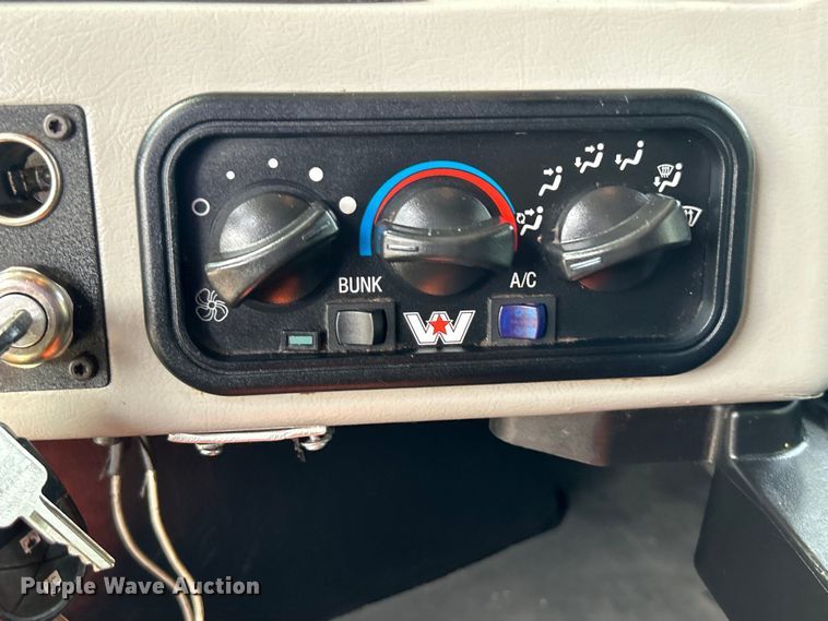 image for item EG0927 2016 Western Star 5700XE  semi truck