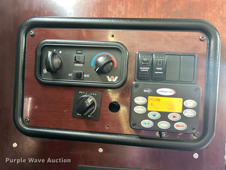 image for item EG0927 2016 Western Star 5700XE  semi truck