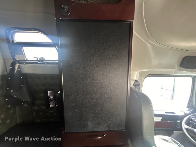 image for item EG0927 2016 Western Star 5700XE  semi truck