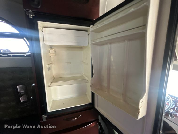 image for item EG0927 2016 Western Star 5700XE  semi truck