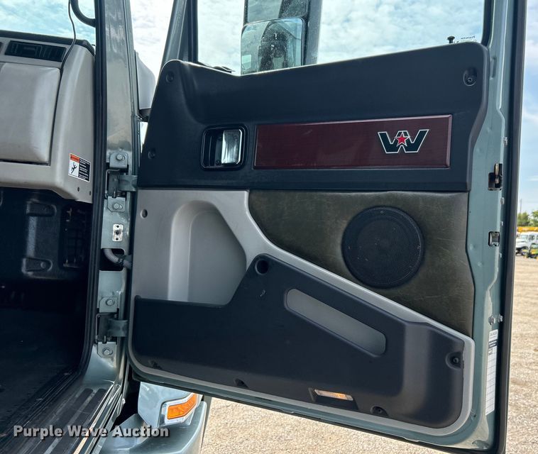 image for item EG0927 2016 Western Star 5700XE  semi truck