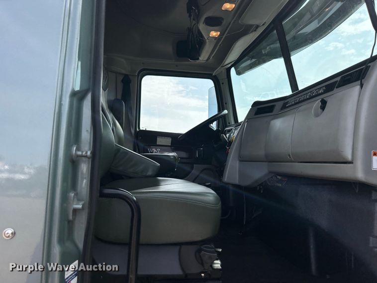 image for item EG0927 2016 Western Star 5700XE  semi truck