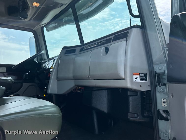 image for item EG0927 2016 Western Star 5700XE  semi truck