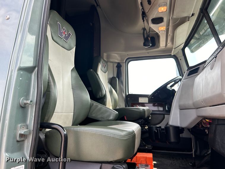 image for item EG0927 2016 Western Star 5700XE  semi truck