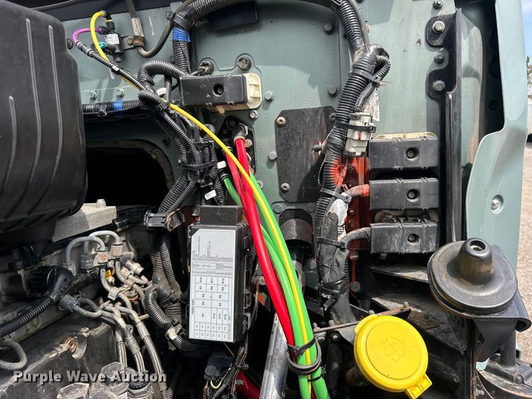 image for item EG0927 2016 Western Star 5700XE  semi truck