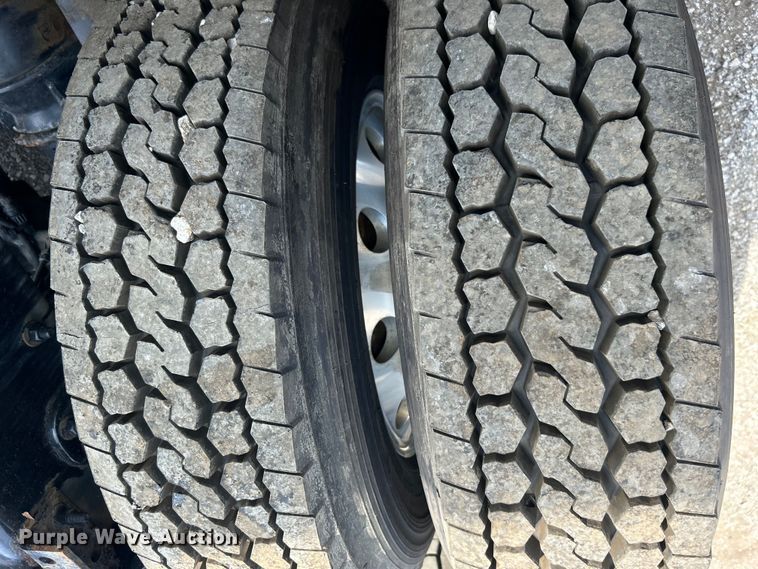 image for item EG0927 2016 Western Star 5700XE  semi truck