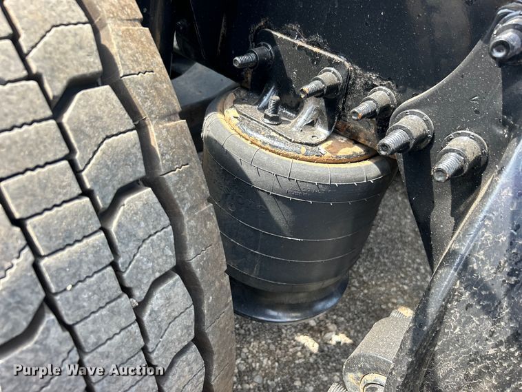 image for item EG0927 2016 Western Star 5700XE  semi truck