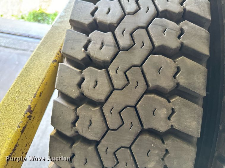 image for item EH4427 (16) 11R24.5 tires and wheels