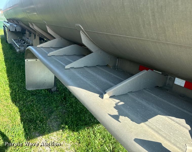 image for item EI4032 2010 Polar tank trailer