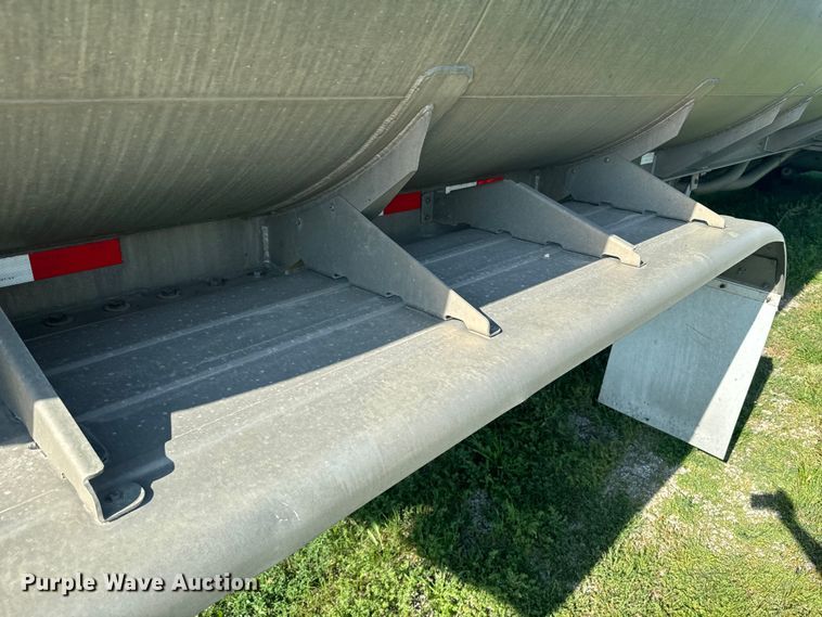 image for item EI4032 2010 Polar tank trailer