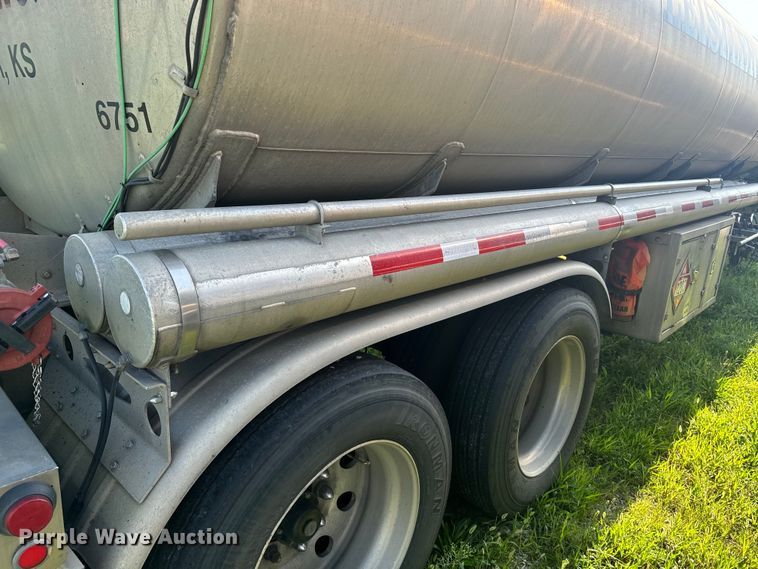 image for item EI4032 2010 Polar tank trailer