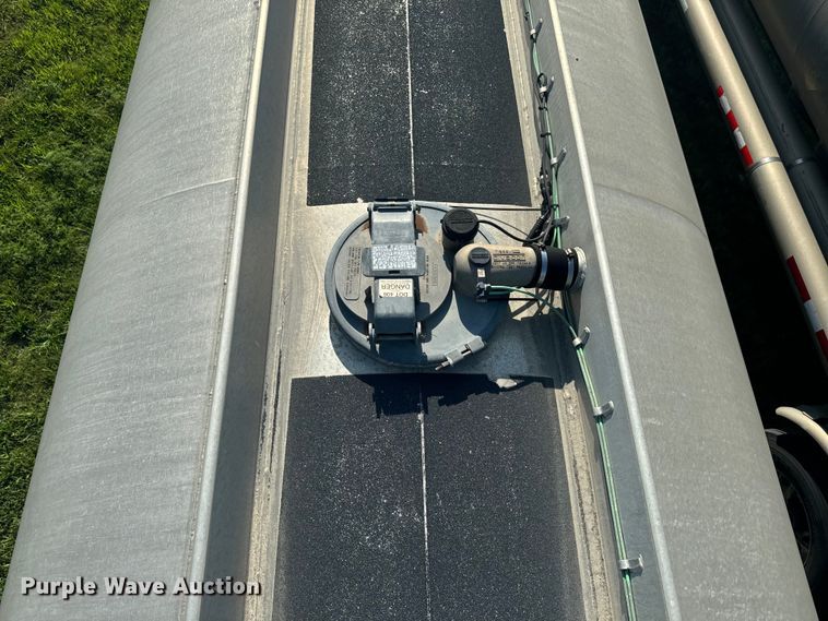 image for item EI4032 2010 Polar tank trailer