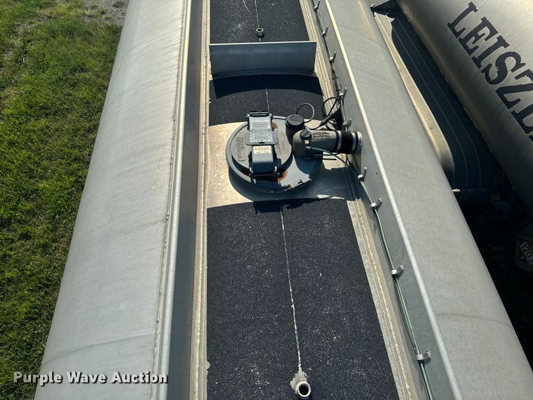 image for item EI4032 2010 Polar tank trailer