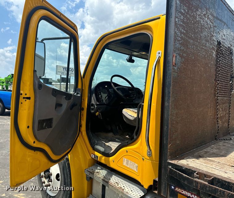 image for item EI4033 2013 Freightliner  flatbed truck