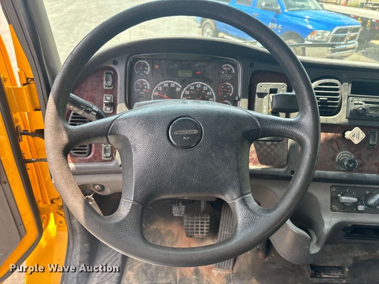 image for item EI4033 2013 Freightliner  flatbed truck